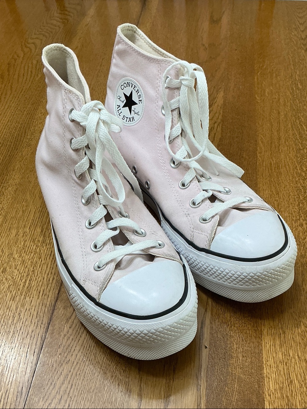 Woman’s Converse All Star Lift pink Platform canvas sneaker. Size 9. Barely worn